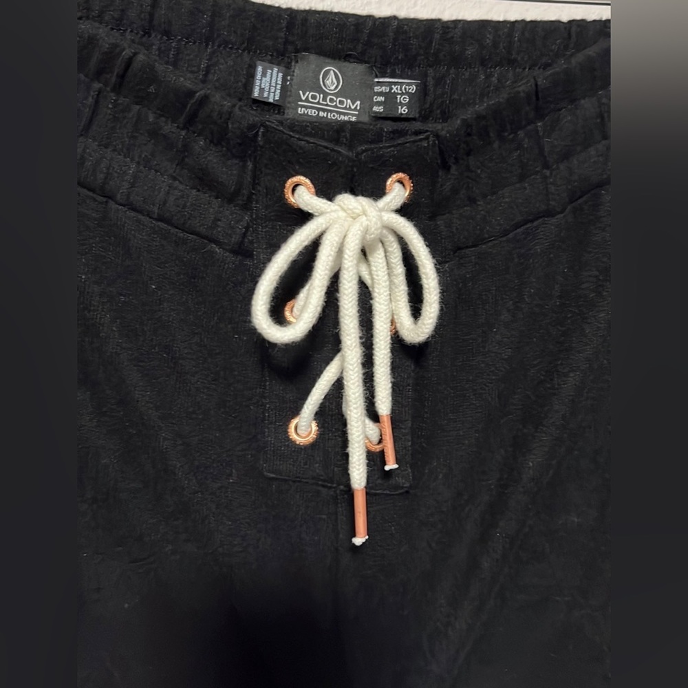 NWT (NEW) black Volcom Highwaisted fleece shorts - XL - Picture 4 of 4